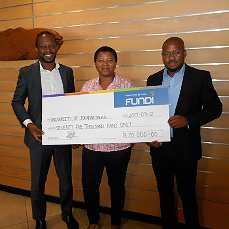 UJ receives R75 000 from Fundi for student support