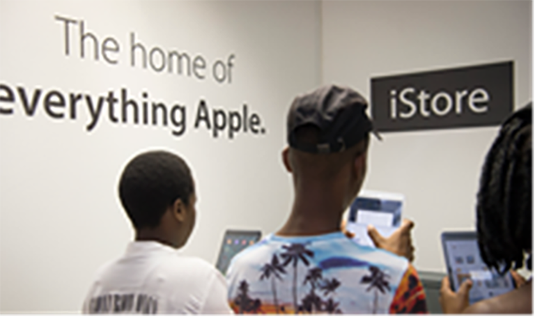 UJ’s mini iPad initiative puts learning in 3 000 NSFAS first-year students’ hands