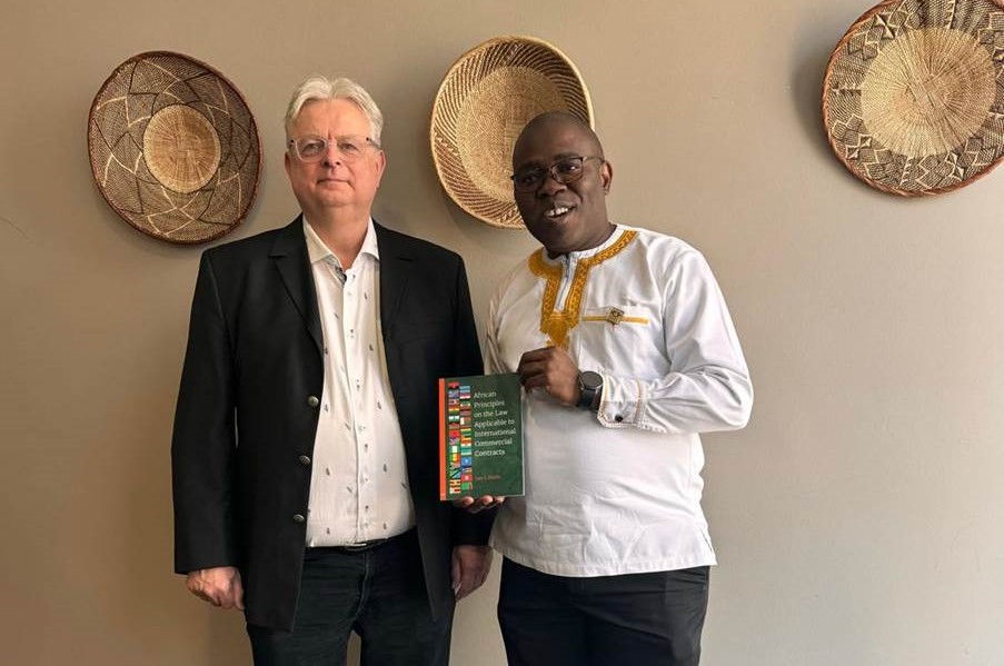 Prof Jan L Neels (left) with UJ Vice-Chancellor Professor Letlhokwa Mpedi