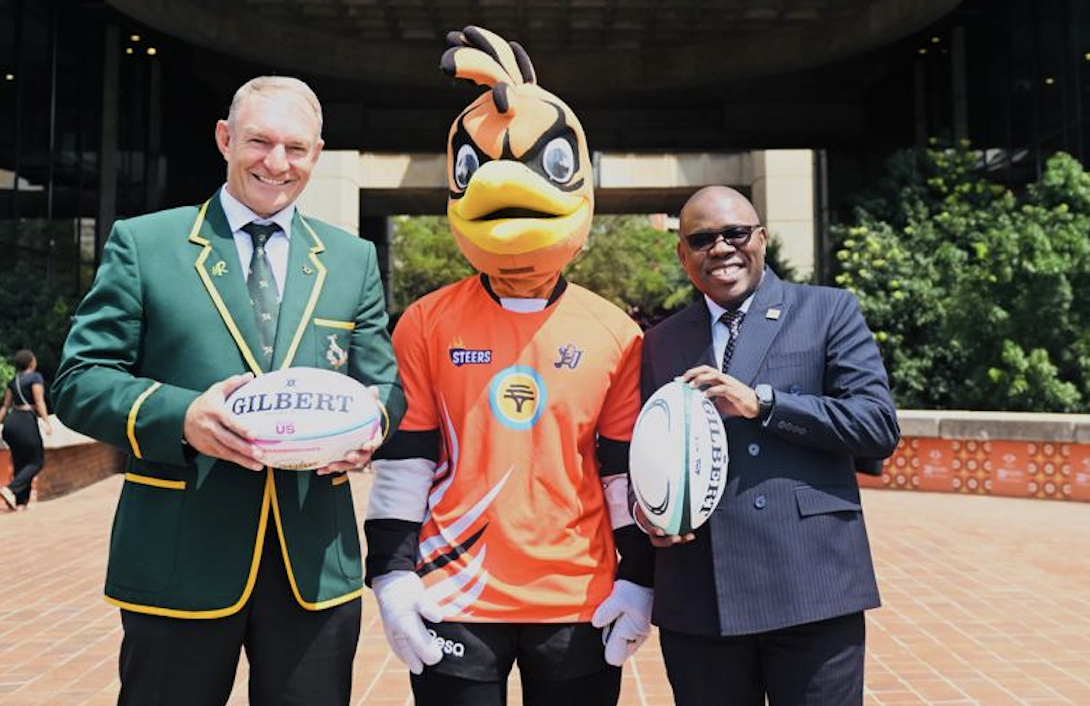 L-R: Francois Pienaar and UJ Mascot Hoepie and Professor Mpedi. Image: University of Johannesburg 